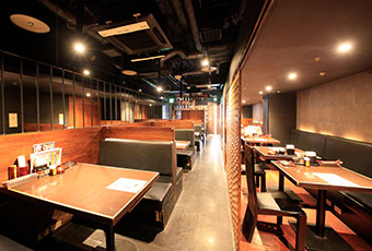 画像:選べるメインとハーフビュッフェを開放的なラウンジで。