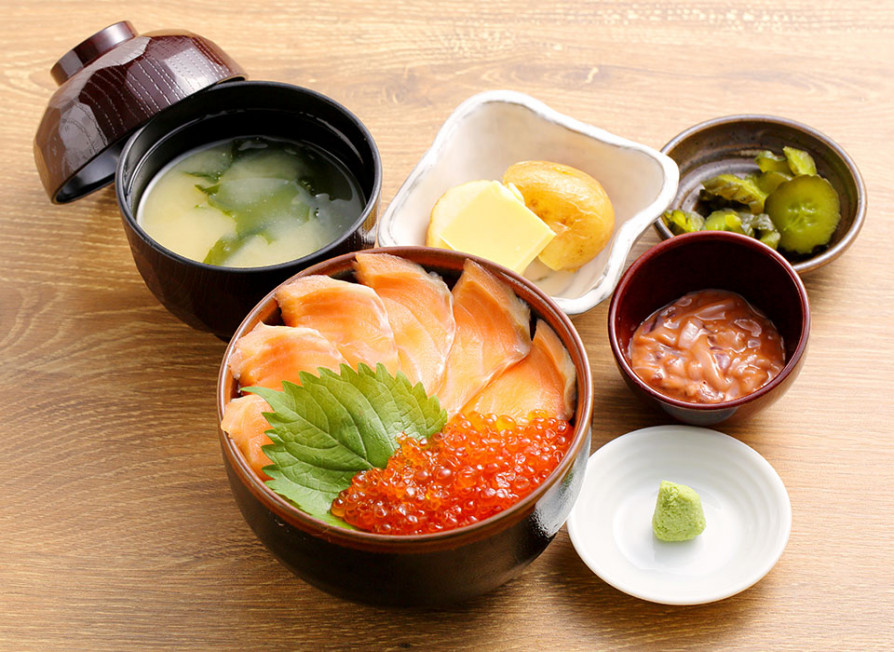 画像:選べるメインとハーフビュッフェを開放的なラウンジで。