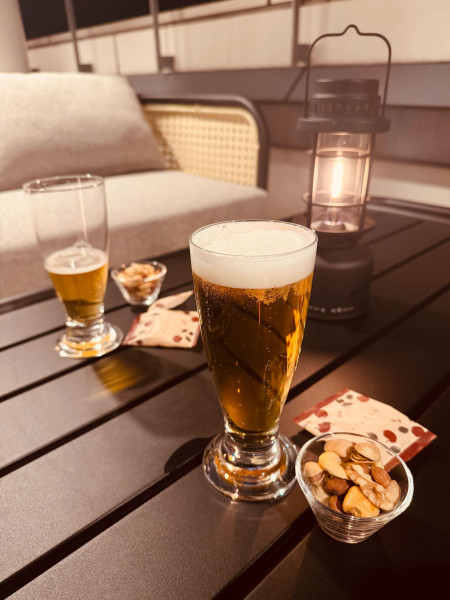 リッチモンドホテル青森のラウンジで提供されているビールとおつまみの写真