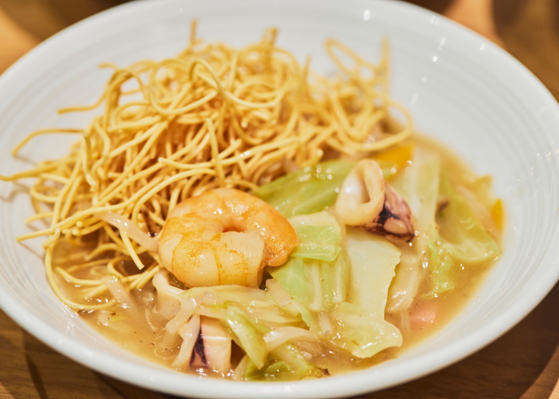 【皿うどん】<br>パリパリに揚げた細麺の上に、野菜たっぷりのあんをかけた長崎名物の麺料理