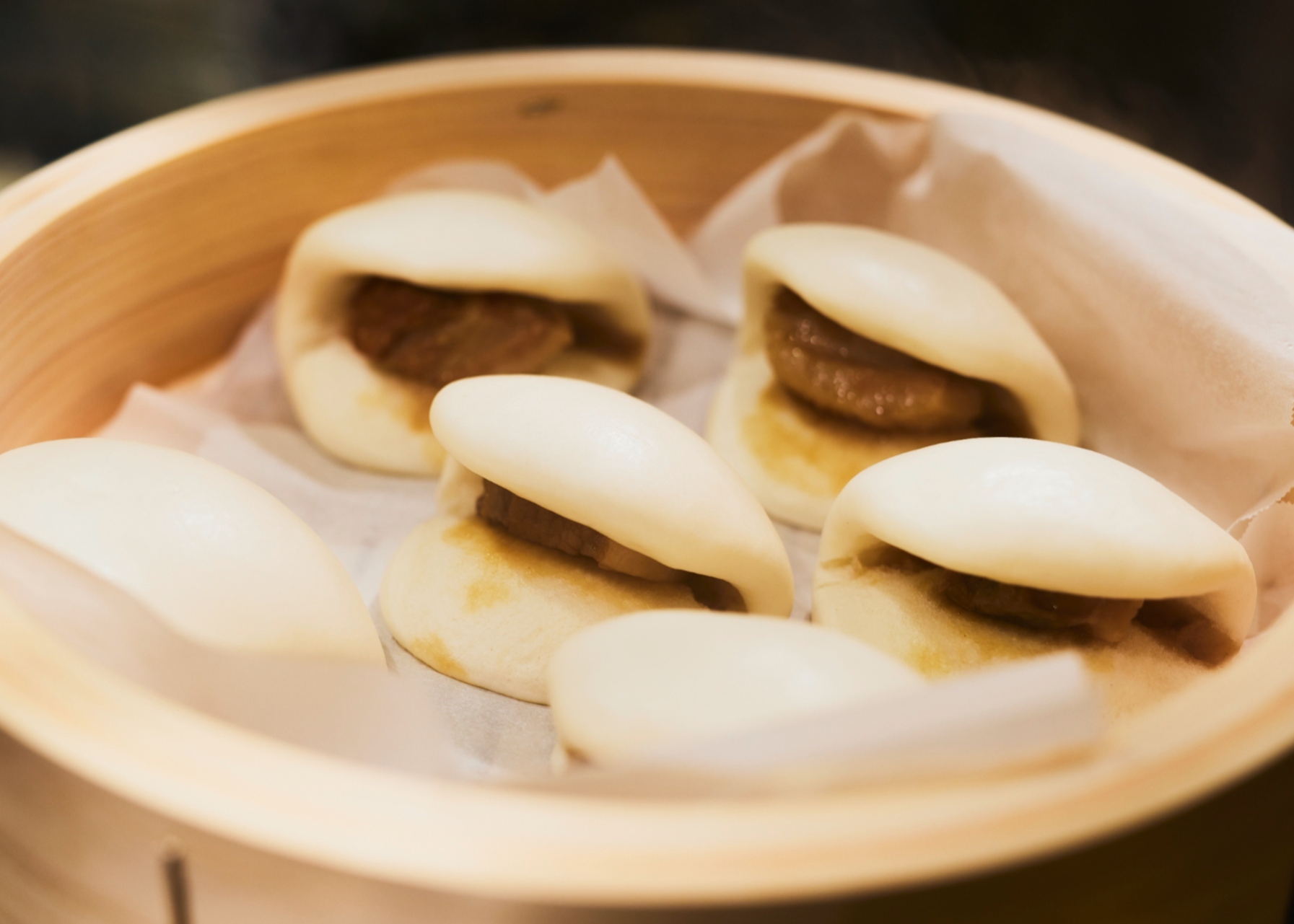 【角煮まんじゅう】<br>甘辛くじっくり煮込んだ豚の角煮を、ふわふわのまんじゅうに挟んだ長崎名物<br>とろけるような肉の旨みとほんのり甘い生地がよく合う、食べ応えのある一品