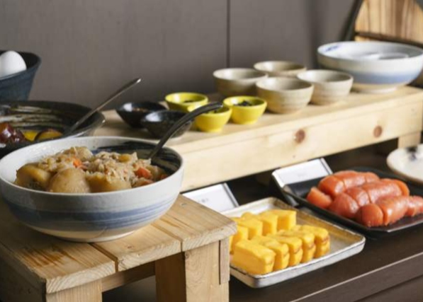 【フルビュッフェ】 北海道名物のメイン料理5種を軸に、内容を充実させたサイドメニューや小鉢・サラダバー・デザート等をお楽しみください。