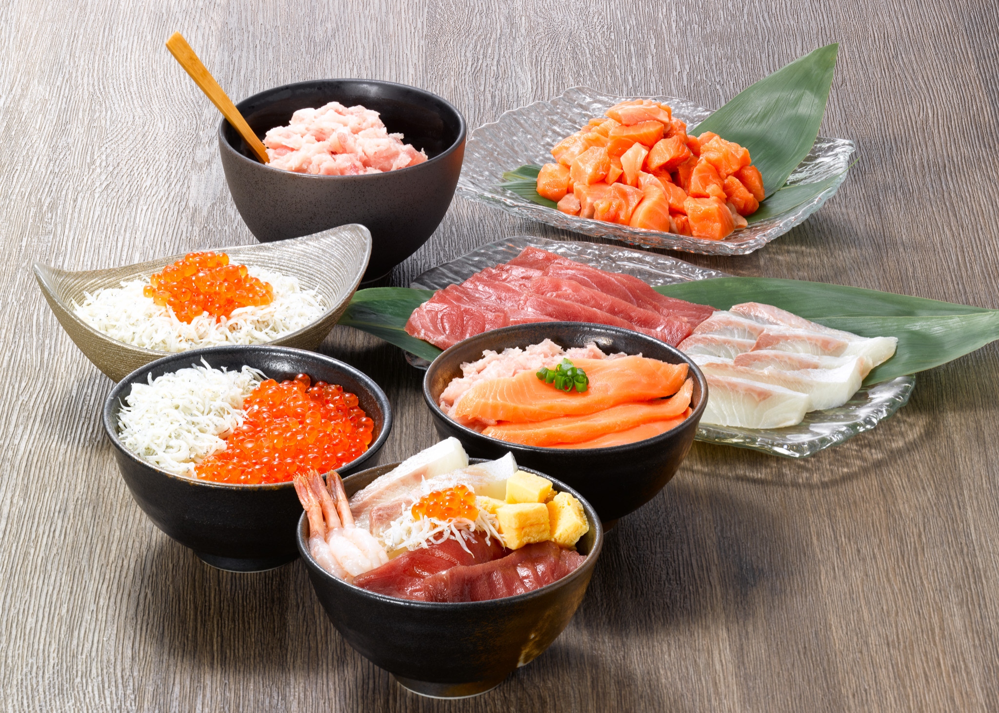 【よくばり海鮮丼コーナー】お好きな素材を乗せ放題!贅沢な自分だけの海鮮丼を朝からどうぞ