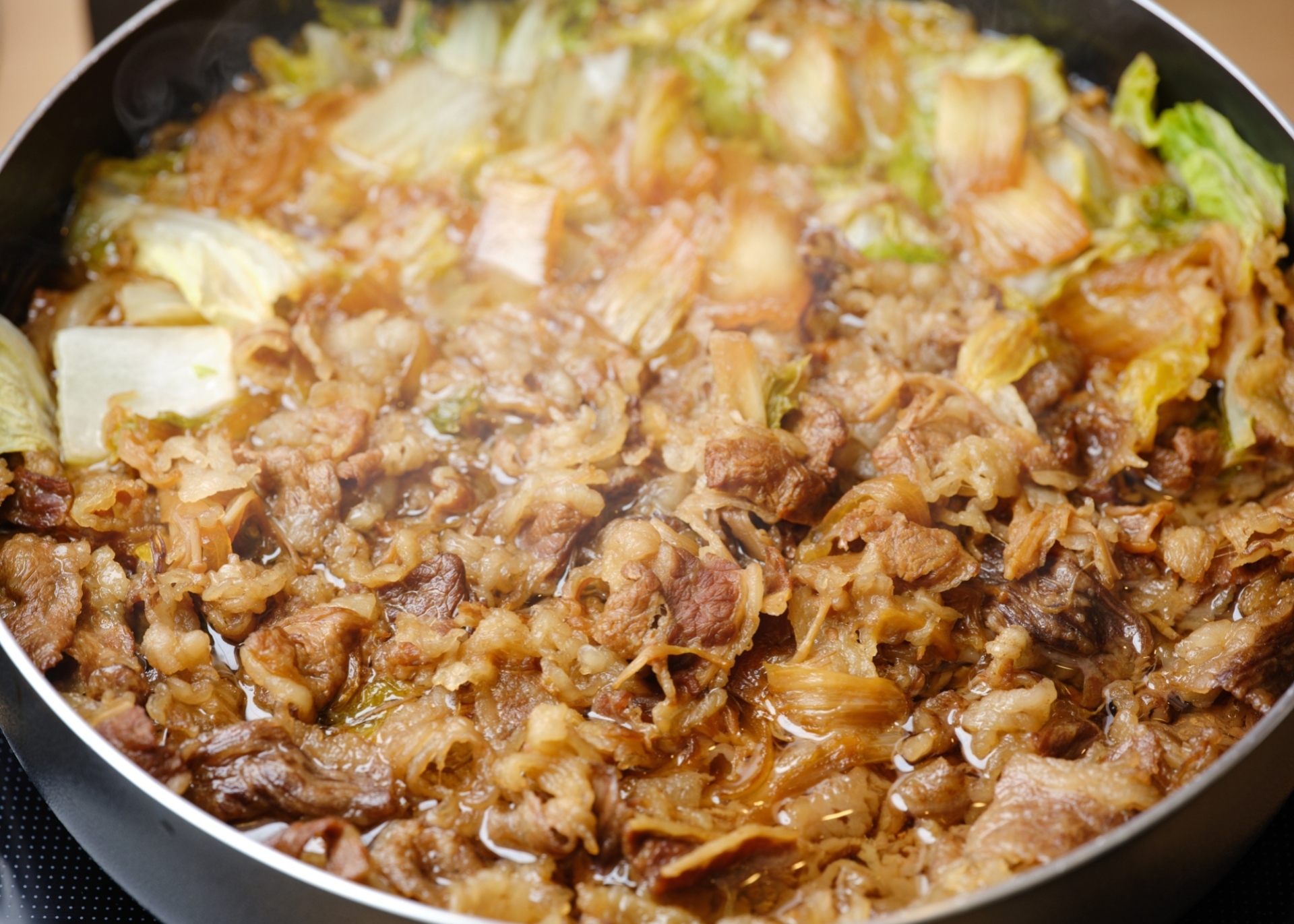 【料理長おすすめ】国産牛のすきやき 人気メニューのひとつ。生卵とからめて食べるのがおすすめです。