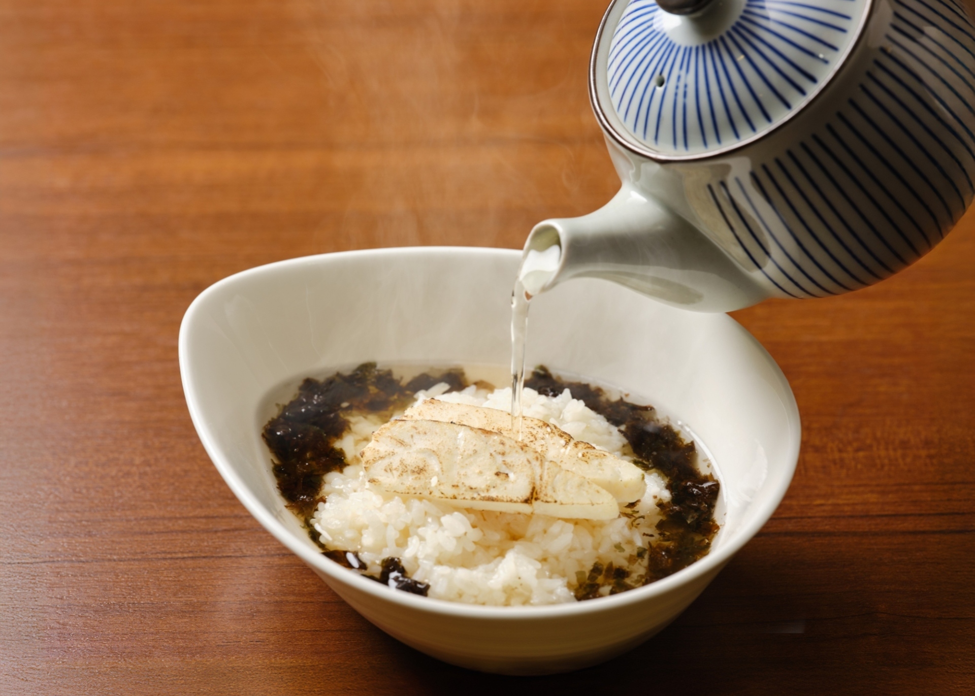 【料理長おすすめ】しょっつる鯛茶漬け しょっつるの原料とされる「ハタハタ」は秋田県の県魚であり、日本三大魚醤のひとつとされています。