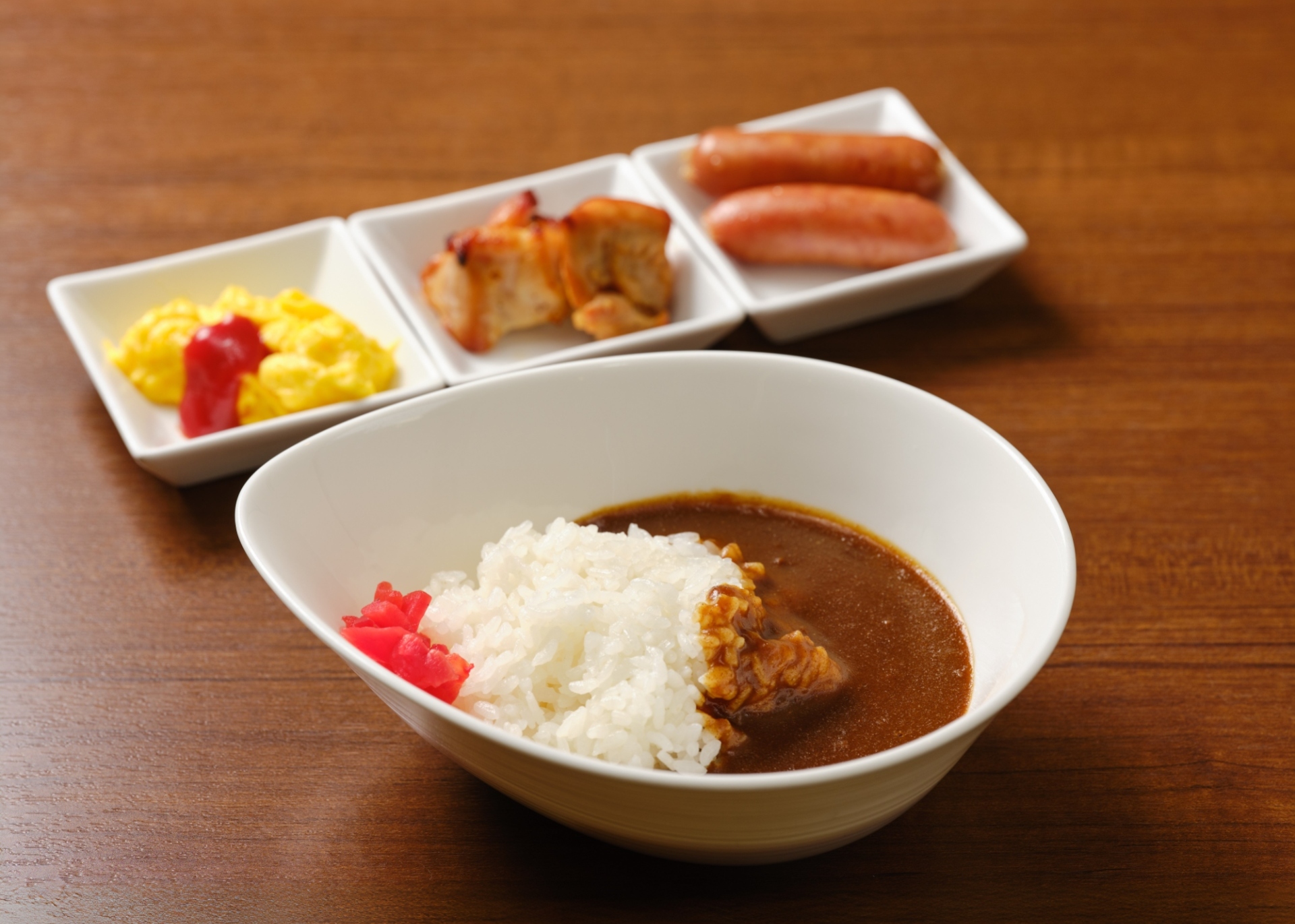 【人気メニュー】朝のカレーでエネルギーチャージ。スクランブルエッグなどおかずをトッピングするとさらに美味しくなります。