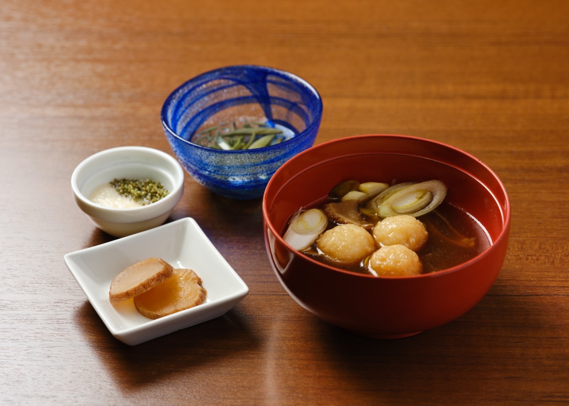 【秋田の郷土料理】じゅんさいは水草の一種であり秋田県は日本生産量1位。つるつる・ぷりぷりの食感が癖になります。とんぶりはホウキギの実を加工したもので、見た目がキャビアに似ており、「畑のキャビア」と呼ばれています。いぶりがっこは燻製した大根を糠漬けにした伝統食であり、冬場の保存食としても歴史があります。