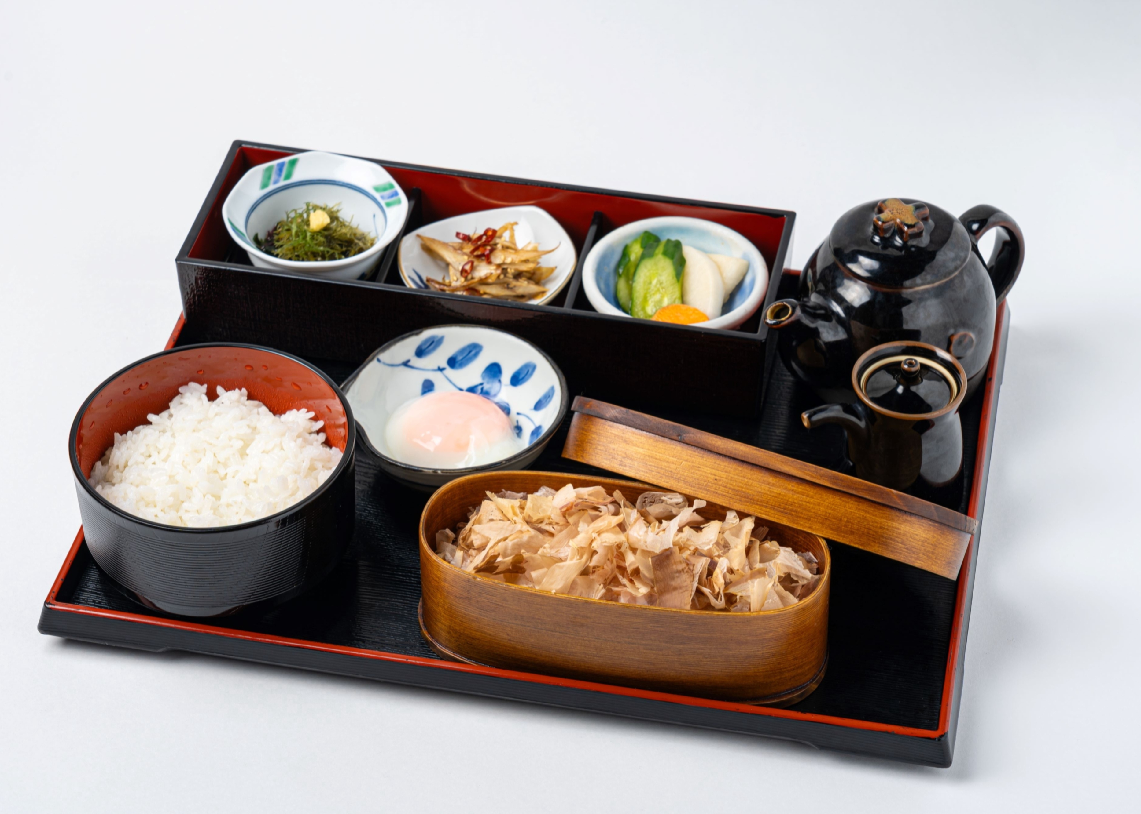枕崎産 本枯れかつお節朝食 鹿児島県枕崎で作られる本枯れかつお節は香り高く、深い旨みが炊きたてのご飯によく合います。