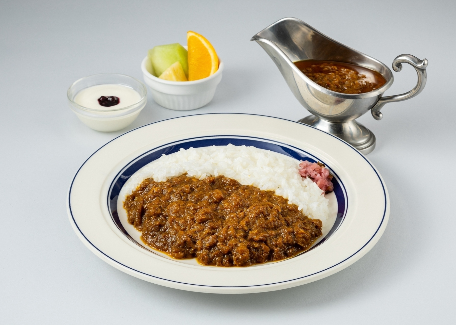 ROYAL ビーフジャワカレー 60年以上も販売されているロイヤルを代表するカレーです。18種類のスパイスで構成されたソースがしみ込んだ絶品カレーでございます