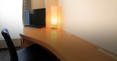 画像:大型デスクと明るい照明