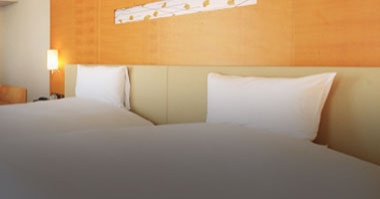 画像:清潔感を重視したデュベスタイルのベッド