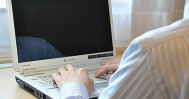 画像:大型デスクと明るい照明