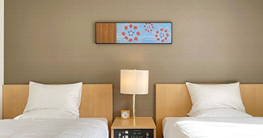 画像:清潔感を重視したデュベスタイルのベッド