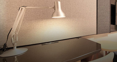 画像:大型デスクと明るい照明