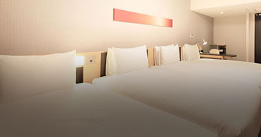 画像:清潔感を重視したデュベスタイルのベッド