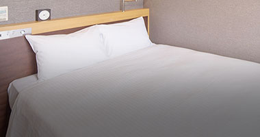 画像:清潔感を重視したデュベスタイルのベッド