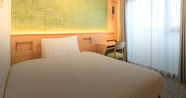 画像:清潔感を重視したデュベスタイルのベッド