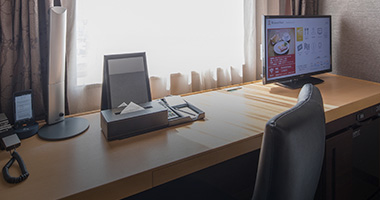 画像:大型デスクと明るい照明