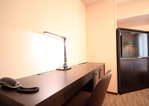 画像:大型デスクと明るい照明