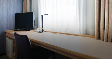 画像:大型デスクと明るい照明