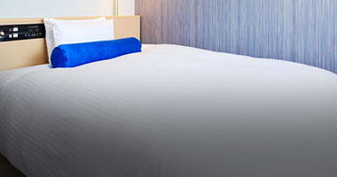 画像:清潔感を重視したデュベスタイルのベッド