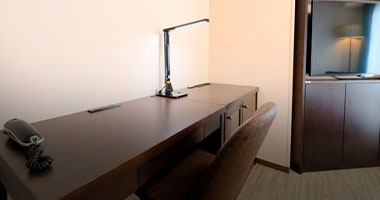 画像:大型デスクと明るい照明