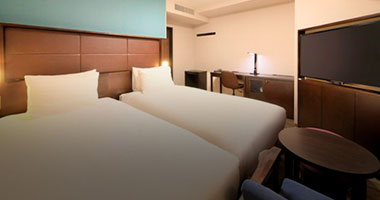 画像:清潔感を重視したデュベスタイルのベッド