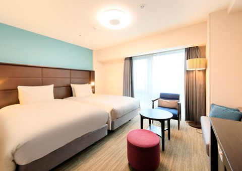 画像:清潔感を重視したデュベスタイルのベッド