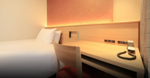 画像:大型デスクと明るい照明