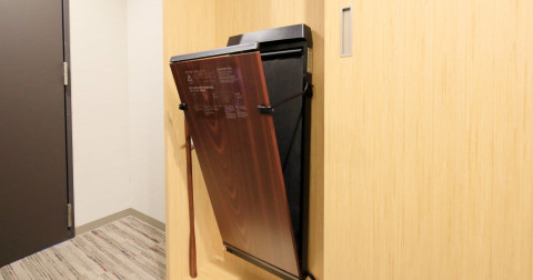 画像:全客室にコルビー社製のズボンプレッサー完備