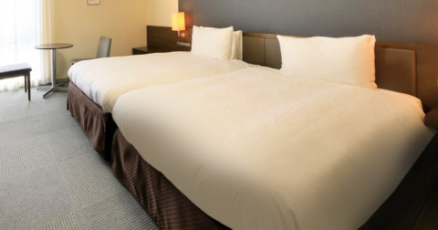 画像:清潔感を重視したデュベスタイルのベッド