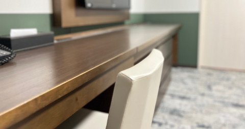 画像:大型デスクと明るい照明