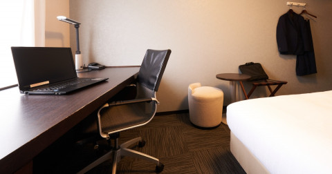 画像:大型デスクと明るい照明