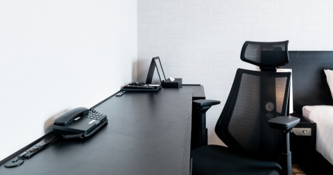 画像:大型デスクと明るい照明