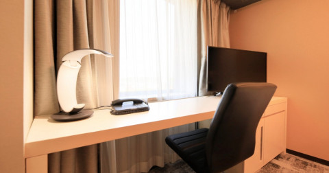 画像:大型デスクと明るい照明