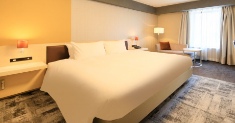 画像:清潔感を重視したデュベスタイルのベッド