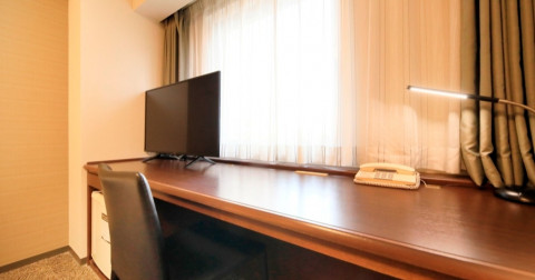 画像:大型デスクと明るい照明