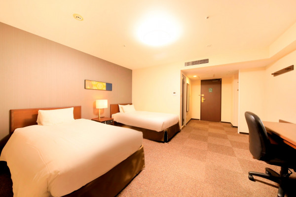 ツインタイプのお部屋にエキストラベッドを1台設置して、ベッド3台でご用意致します。