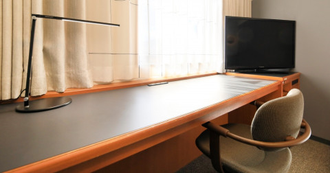 画像:大型デスクと明るい照明