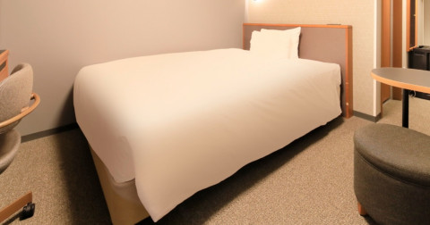 画像:清潔感を重視したデュベスタイルのベッド