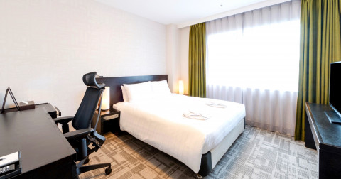 画像:清潔感を重視したデュベスタイルのベッド