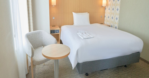 画像:清潔感を重視したデュベスタイルのベッド