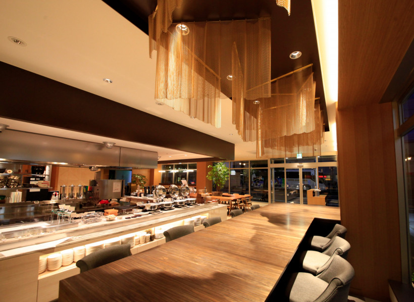 レストラン会場はフリーラウンジとしてご利用いただけます。落ち着いた空間でウェルカムドリンクをお楽しみください