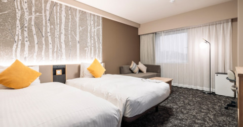 画像:清潔感を重視したデュベスタイルのベッド