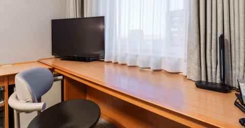 画像:大型デスクと明るい照明