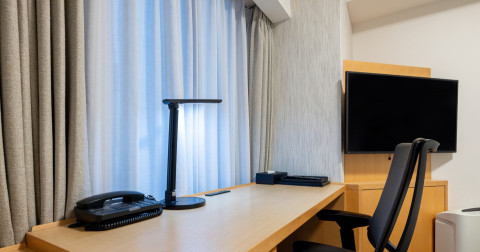 画像:大型デスクと明るい照明