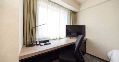 画像:大型デスクと明るい照明