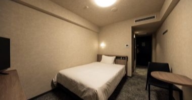 画像:清潔感を重視したデュベスタイルのベッド