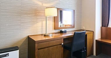 画像:大型デスクと明るい照明