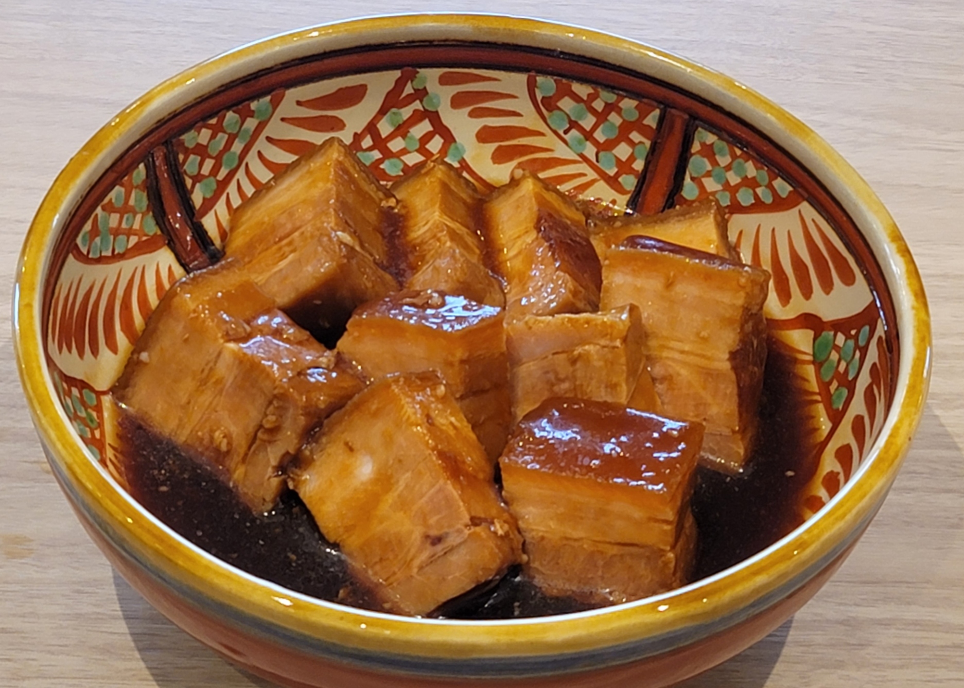 【ラフテー】<br>沖縄の代表的な郷土料理。皮付きの三枚肉を甘辛く味付けした料理であり、いわゆる沖縄風豚肉の角煮。<br>ホロホロのお肉はご飯との相性が抜群。